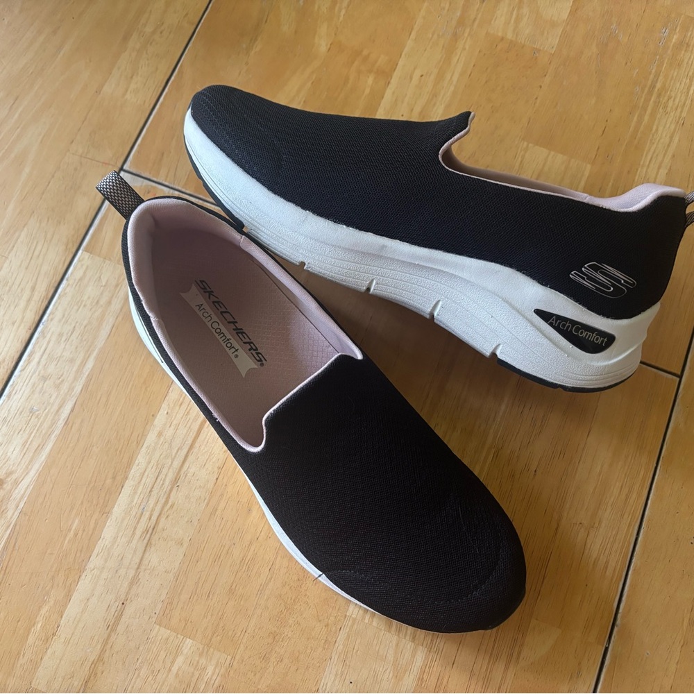 Skechers Black and White Arch Comfort Slip-Ons ~ size 10 Women’s